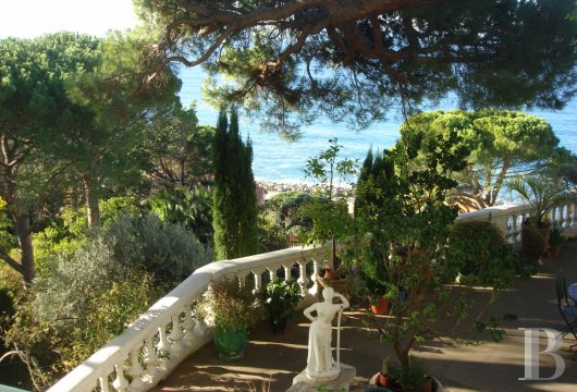 À Marseille, au cœur du Roucas-Blanc, une villa du 19ème siècle et ses spectaculaires jardins et rocailles dominant la corniche - photo  n°3