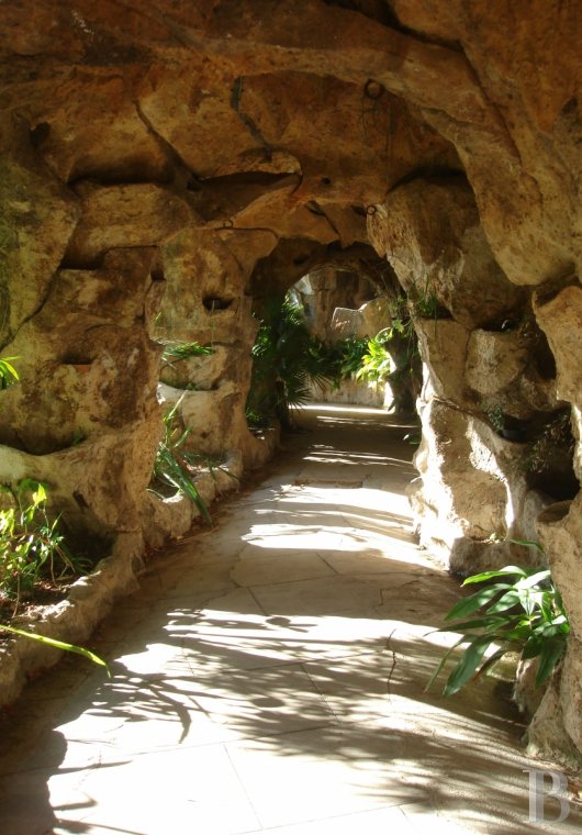 À Marseille, au cœur du Roucas-Blanc, une villa du 19ème siècle et ses spectaculaires jardins et rocailles dominant la corniche - photo  n°13