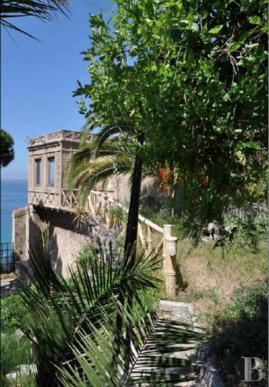 À Marseille, au cœur du Roucas-Blanc, une villa du 19ème siècle et ses spectaculaires jardins et rocailles dominant la corniche - photo  n°2