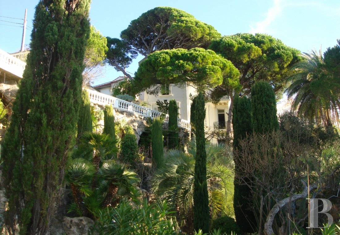 À Marseille, au cœur du Roucas-Blanc, une villa du 19ème siècle et ses spectaculaires jardins et rocailles dominant la corniche - photo  n°5
