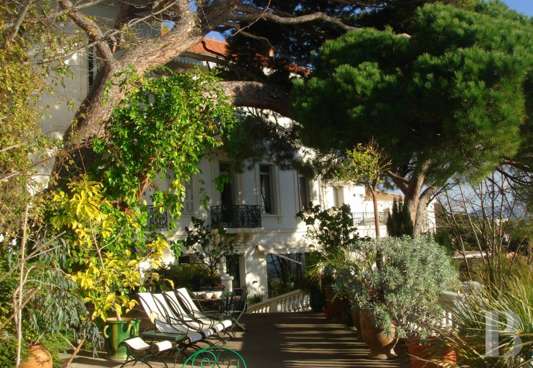 À Marseille, au cœur du Roucas-Blanc, une villa du 19ème siècle et ses spectaculaires jardins et rocailles dominant la corniche - photo  n°9