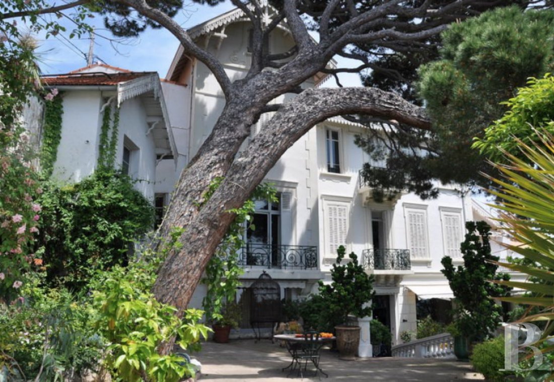 À Marseille, au cœur du Roucas-Blanc, une villa du 19ème siècle et ses spectaculaires jardins et rocailles dominant la corniche - photo  n°1