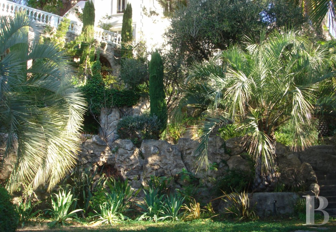 À Marseille, au cœur du Roucas-Blanc, une villa du 19ème siècle et ses spectaculaires jardins et rocailles dominant la corniche - photo  n°12