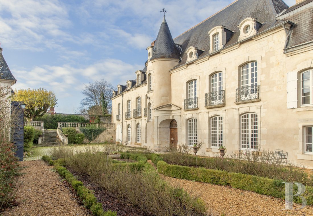 Mansion houses for sale - pays-de-loire - A mansion with annexes, a garden and a grand courtyard, nestled in a historical town in France’s beautiful Anjou area