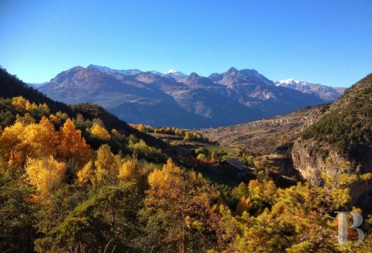 Au sud de Briançon, dans les Hautes-Alpes, un ancien prieuré entouré de crêtes enneigées et baigné de soleil - photo  n°6