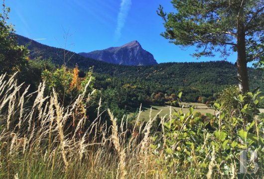 Au sud de Briançon, dans les Hautes-Alpes, un ancien prieuré entouré de crêtes enneigées et baigné de soleil - photo  n°7