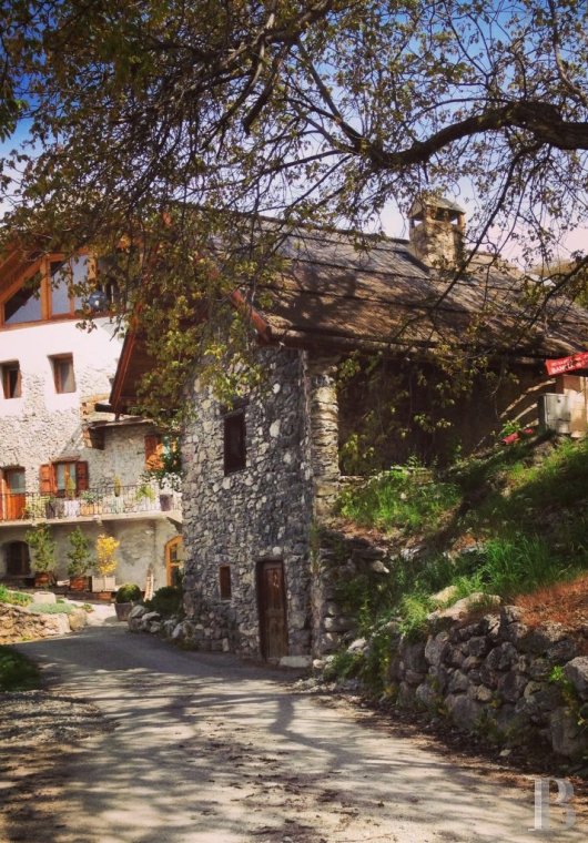 Au sud de Briançon, dans les Hautes-Alpes, un ancien prieuré entouré de crêtes enneigées et baigné de soleil - photo  n°2