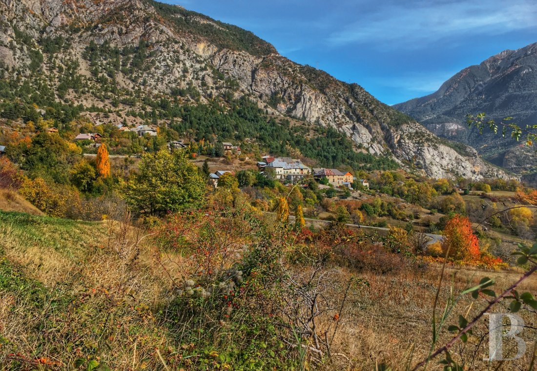 Au sud de Briançon, dans les Hautes-Alpes, un ancien prieuré entouré de crêtes enneigées et baigné de soleil - photo  n°1