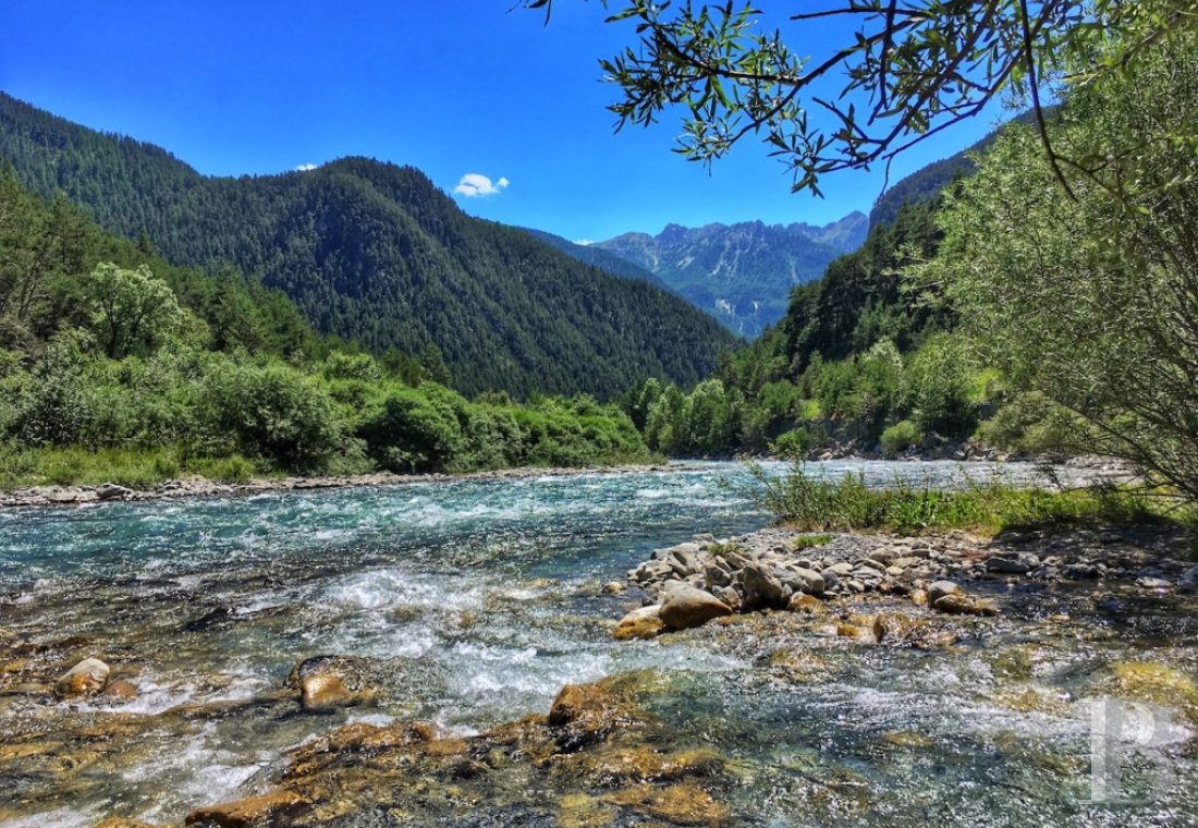 Au sud de Briançon, dans les Hautes-Alpes, un ancien prieuré entouré de crêtes enneigées et baigné de soleil - photo  n°24