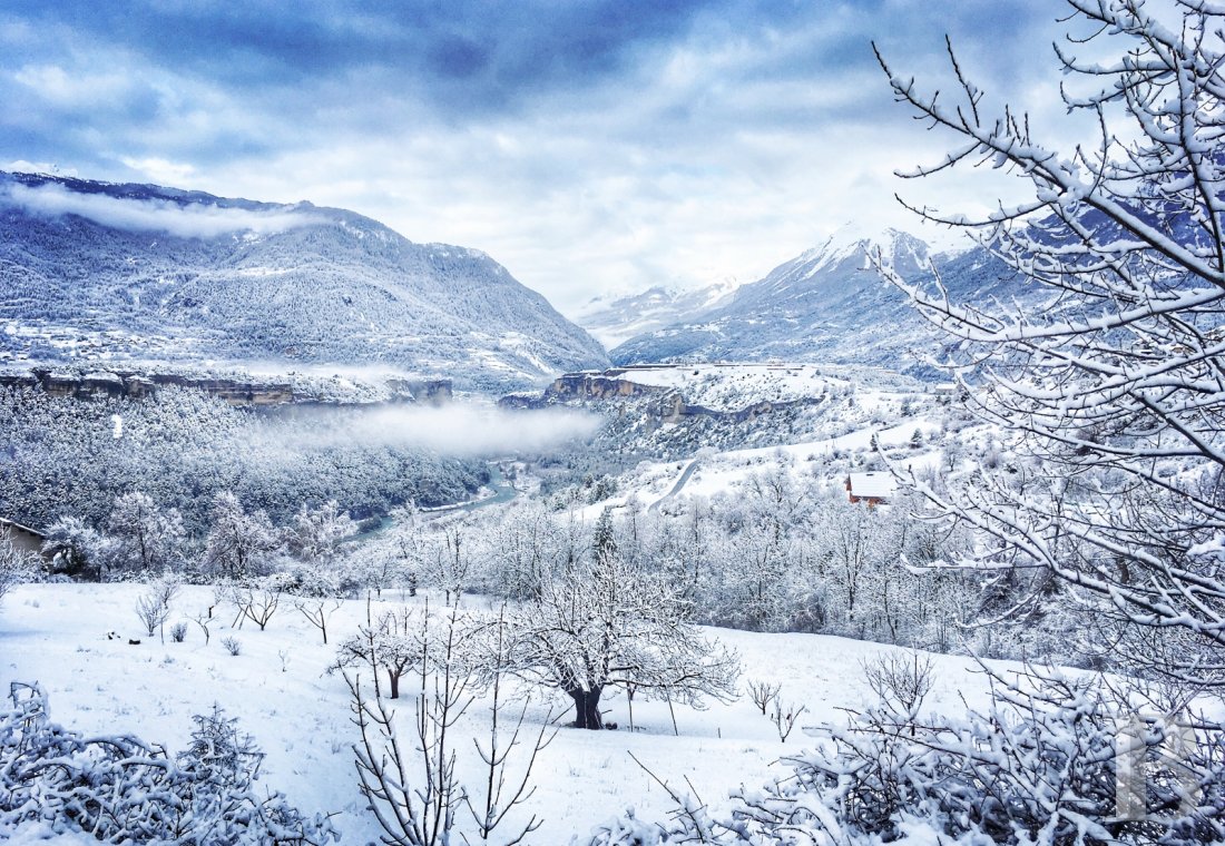 Au sud de Briançon, dans les Hautes-Alpes, un ancien prieuré entouré de crêtes enneigées et baigné de soleil - photo  n°4