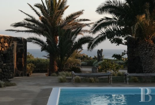 Sur l’île de Pantellaria, entre la Sicile et les côtes tunisiennes, un hameau de maisons traditionnelles en pierre de lave - photo  n°2
