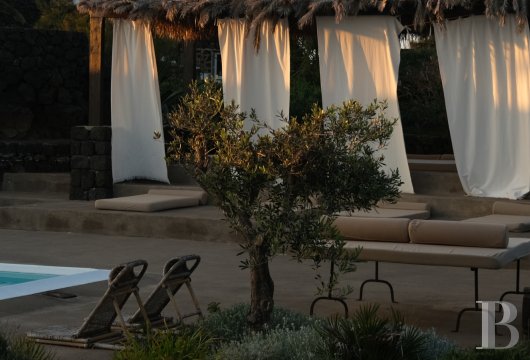 Sur l’île de Pantellaria, entre la Sicile et les côtes tunisiennes, un hameau de maisons traditionnelles en pierre de lave - photo  n°3