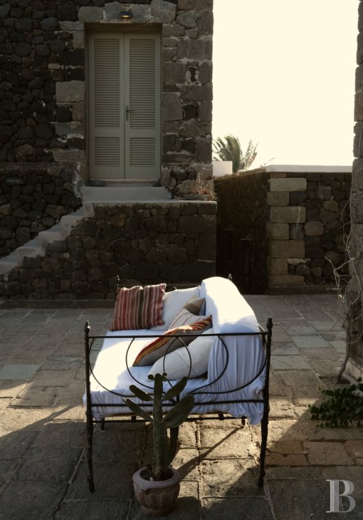 Sur l’île de Pantellaria, entre la Sicile et les côtes tunisiennes, un hameau de maisons traditionnelles en pierre de lave - photo  n°7