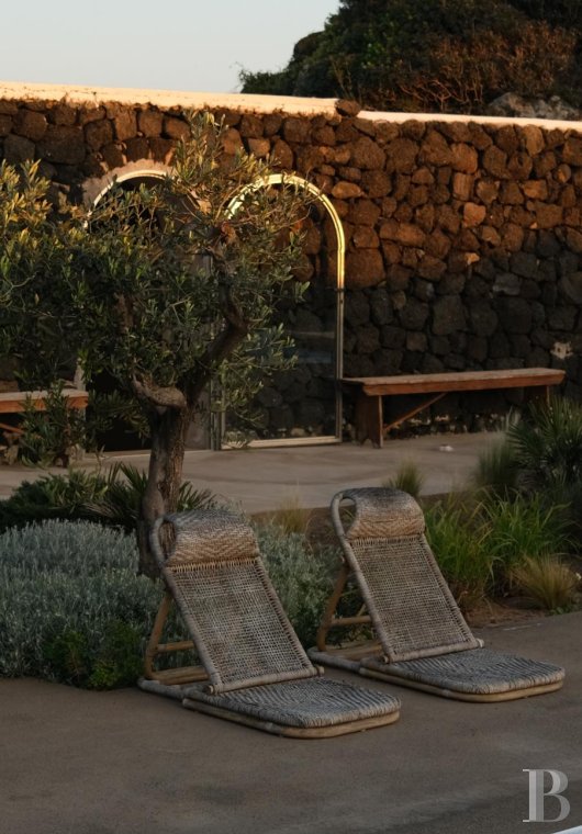 Sur l’île de Pantellaria, entre la Sicile et les côtes tunisiennes, un hameau de maisons traditionnelles en pierre de lave - photo  n°4