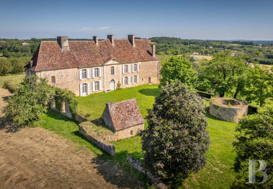 Castles / chateaux for sale - aquitaine - A vast 17th to 18th century country manor house with outbuildings and ruins, nestled in a 13-hectare estate in the Périgord Noir area