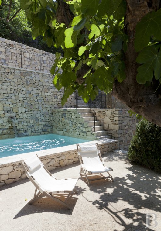 Dans les Bouches-du-Rhône, entre Avignon et Arles, une maison de village des 13e et 14e siècles - photo  n°2