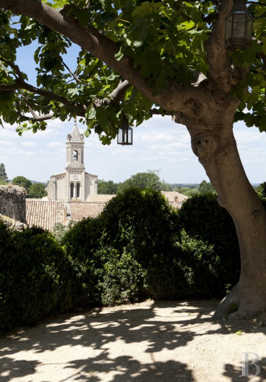 Dans les Bouches-du-Rhône, entre Avignon et Arles, une maison de village des 13e et 14e siècles - photo  n°24