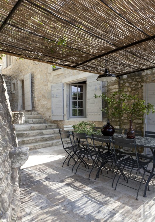 Dans les Bouches-du-Rhône, entre Avignon et Arles, une maison de village des 13e et 14e siècles - photo  n°3