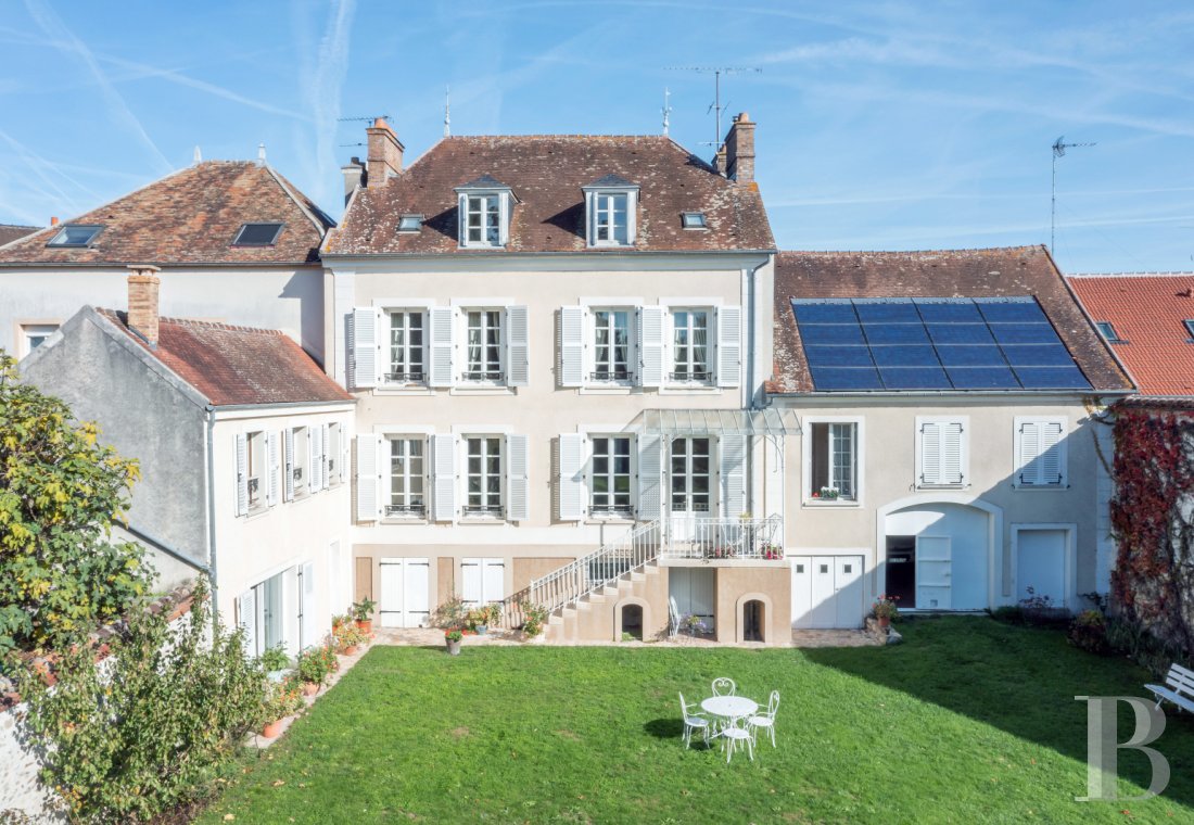 Mansion houses for sale - ile-de-france - A 19th-century town house with two outbuildings and vast grounds in a small town in France’s Seine-et-Marne department, fifteen kilometres from Fontainebleau