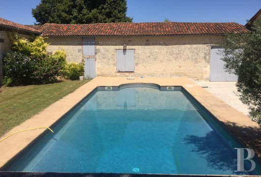 character properties France poitou charentes   - 16