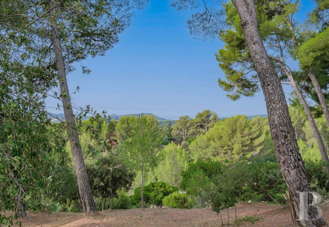 character properties France provence cote dazur   - 12