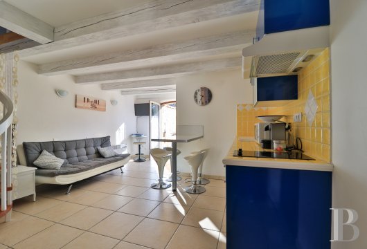 character properties France provence cote dazur   - 13