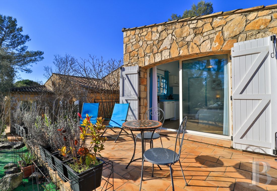 character properties France provence cote dazur   - 9