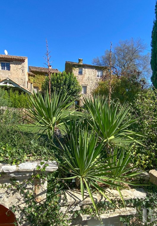 character properties France provence cote dazur   - 13