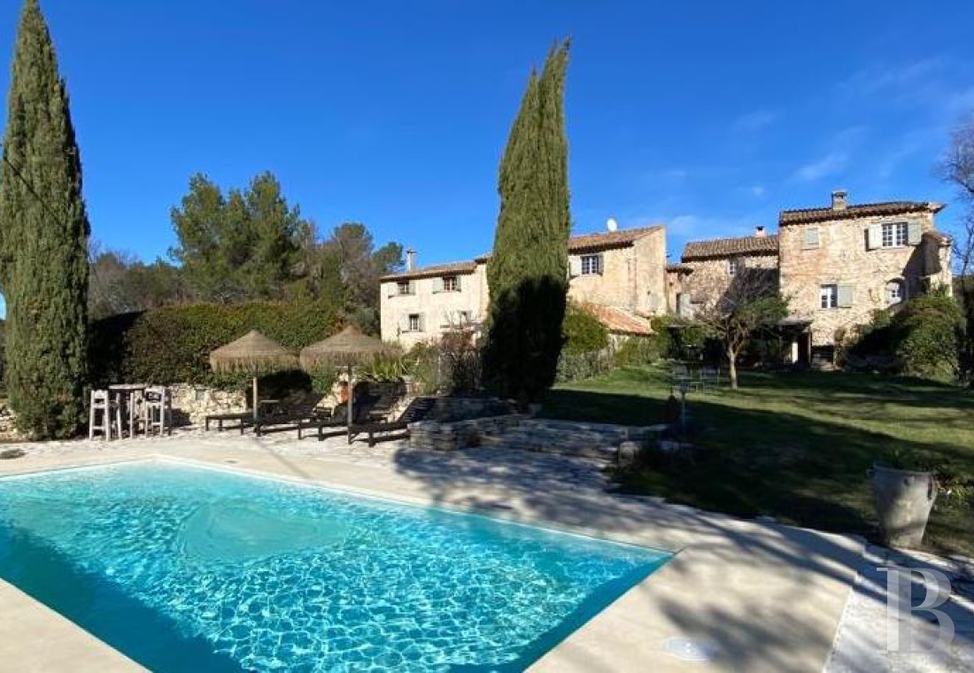 character properties France provence cote dazur   - 15