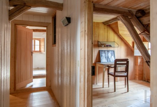 character properties France burgundy   - 11