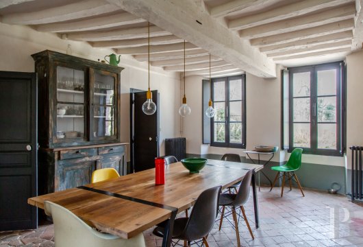 character properties France burgundy   - 9