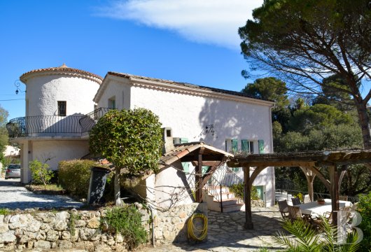 character properties France provence cote dazur   - 5