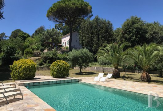 character properties France provence cote dazur   - 16