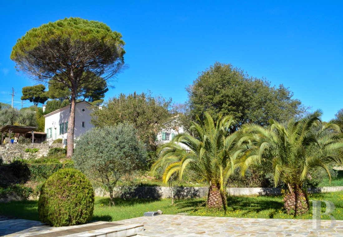 character properties France provence cote dazur   - 1