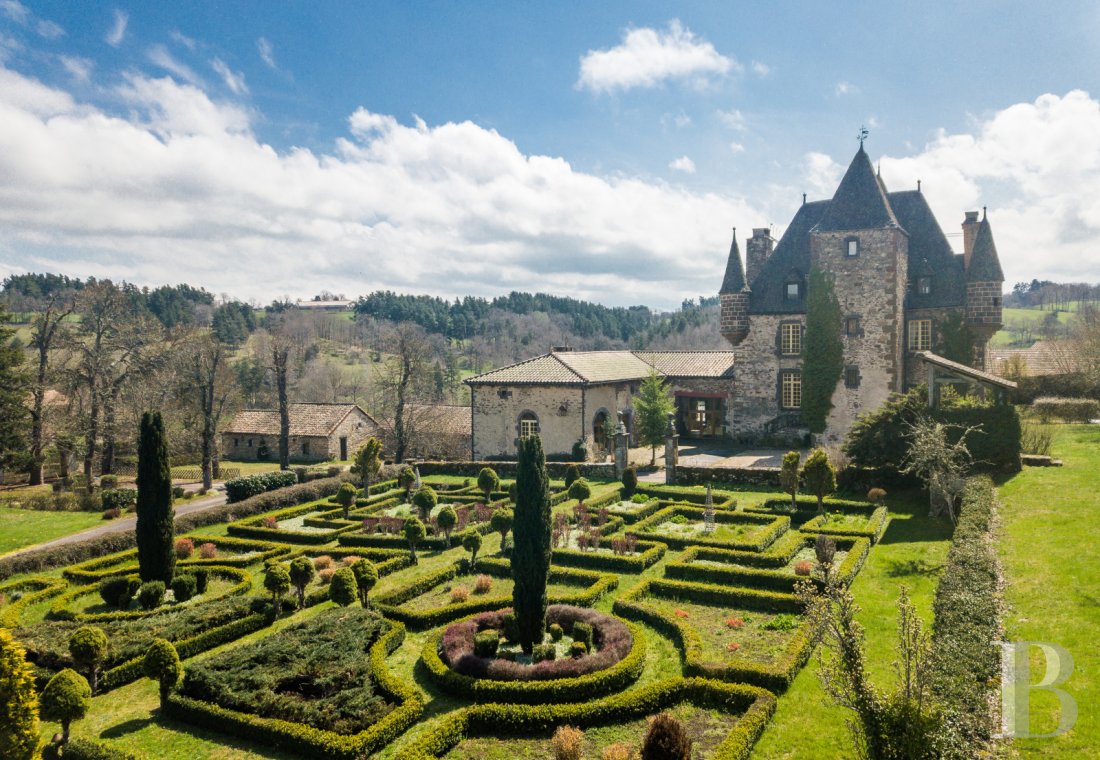 chateaux for sale France auvergne   - 1