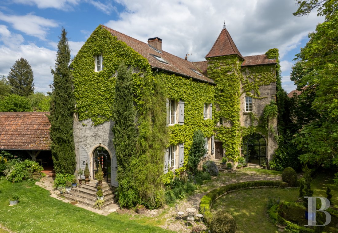 châteaux à vendre - franche-comte - En Franche-Comté, près de Vesoul, dans un village bordé par la Saône, un château du 14e s., ses dépendances et sa piscine, sur 2 ha de terrain