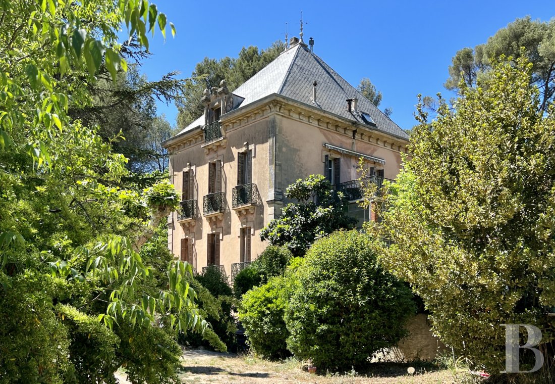 Residences for sale - provence-cote-dazur - An estate of more than 1,4 ha with an eclectic “bastide” awaiting restoration,  a guest house and outbuildings, at the foot of the hills in absolute peace and quiet in Marseille