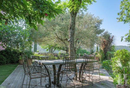 character properties France provence cote dazur   - 11