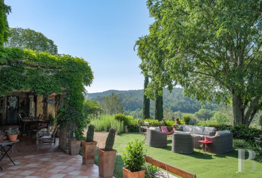 character properties France provence cote dazur   - 12