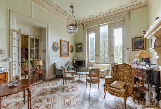 character properties France provence cote dazur   - 10