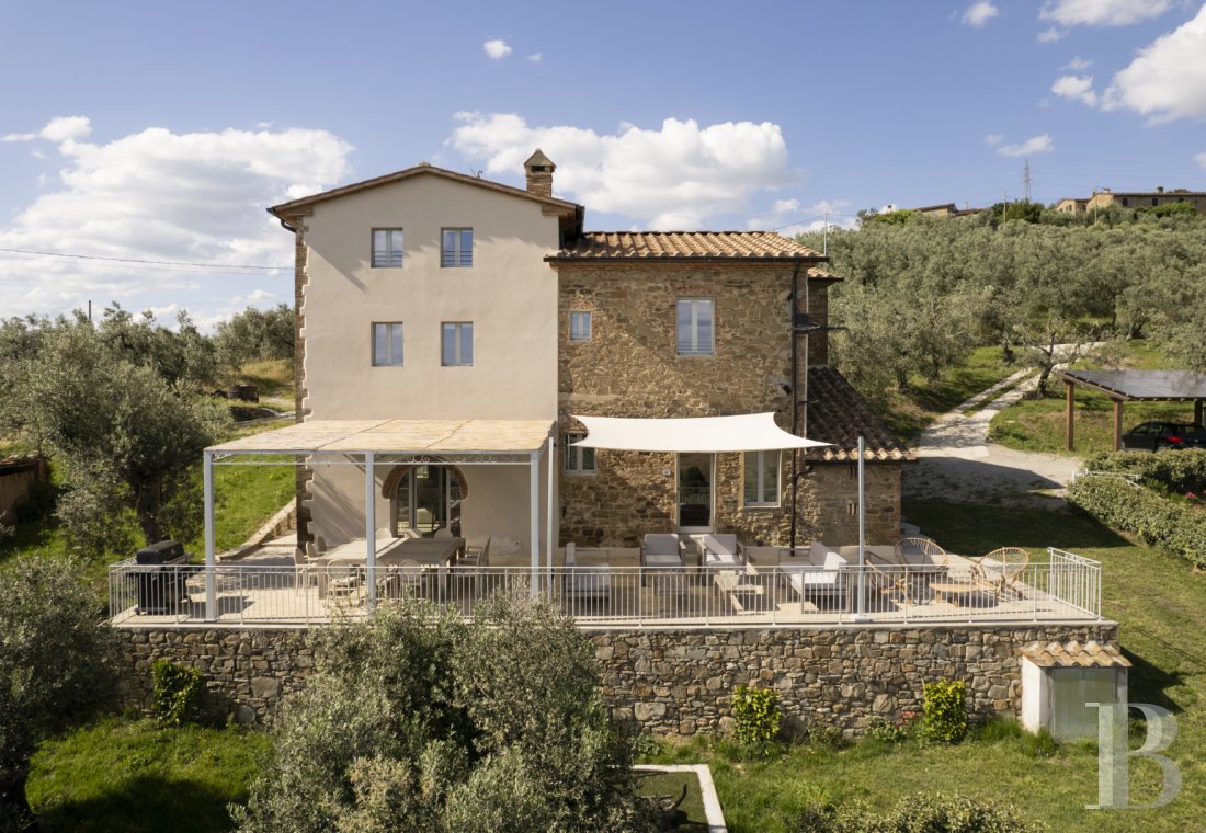 En Toscane, au nord de Vinci et non loin de Florence, une ancienne ferme du 19e siècle au milieu des oliviers - photo  n°5