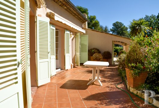 character properties France provence cote dazur   - 11