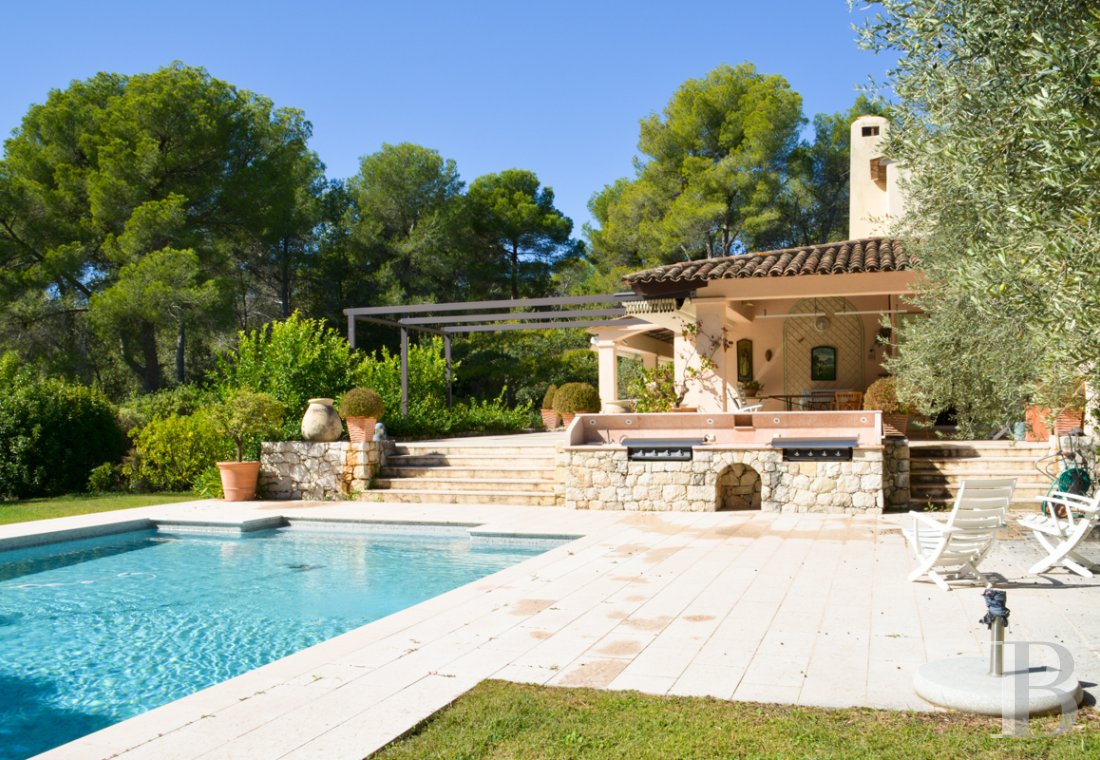 character properties France provence cote dazur   - 1