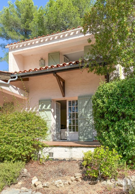 character properties France provence cote dazur   - 3