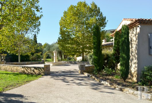 character properties France provence cote dazur   - 18