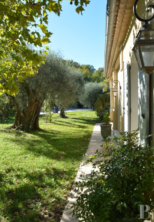 character properties France provence cote dazur   - 3