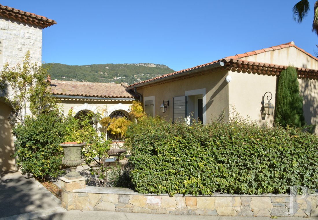 character properties France provence cote dazur   - 1