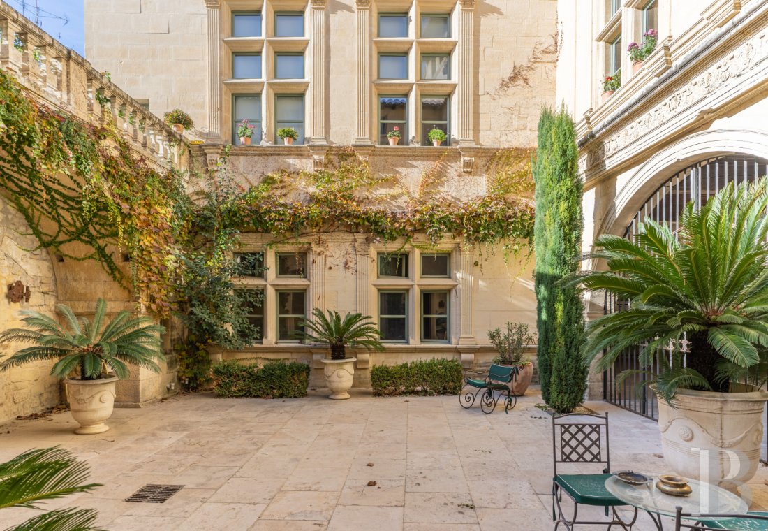 apartments for sale - provence-cote-dazur - An enchanting 400m² apartment with a garden, court and patio in a 16th-century town mansion listed as a historical monument in southern France's Camargue region