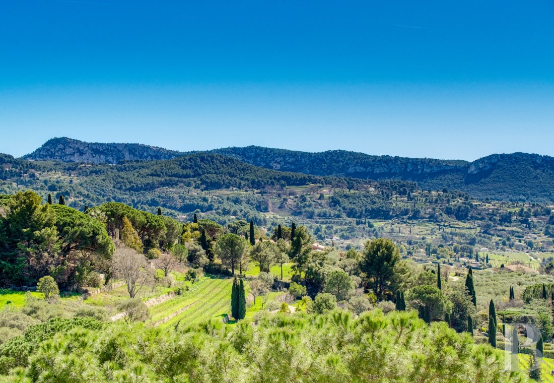 Village houses for sale - provence-cote-dazur - A 19th century townhouse in Le Castellet in Provence,  with a floor area of 300 m² and panoramic views over the vineyards and the sea 