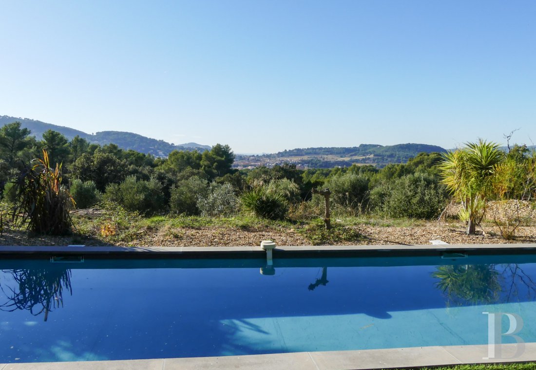 character properties France provence cote dazur   - 1